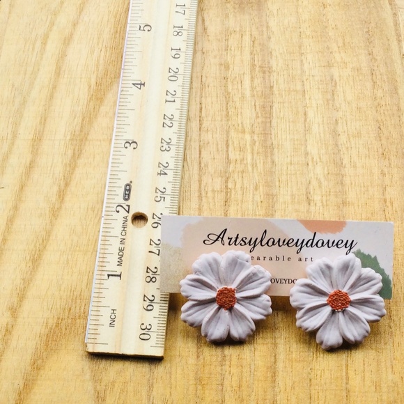 Lot of Two Handcrafted Spring Floral Earrings - Picture 4 of 5
